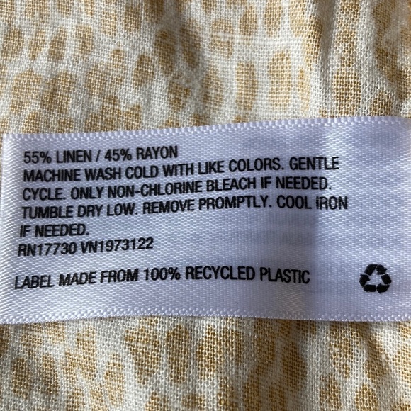 AVA & VIV tan ochre tiny dot animal print v-neck blouse Size 1X - Picture 9 of 9